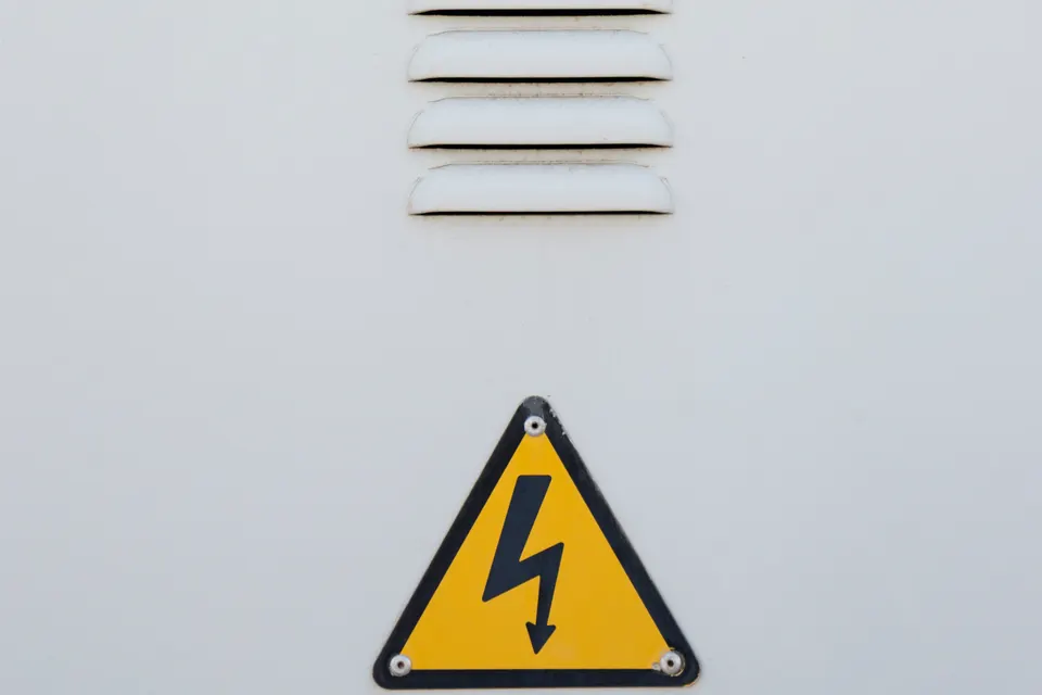 Pictogramme de danger électrique apposé sur une armoire