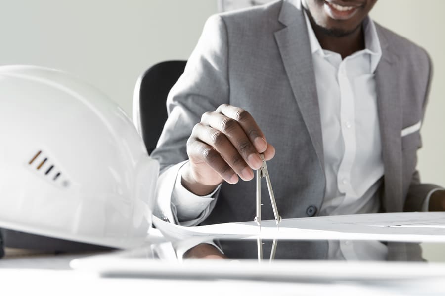 Compas de précision utilisé sur un plan technique