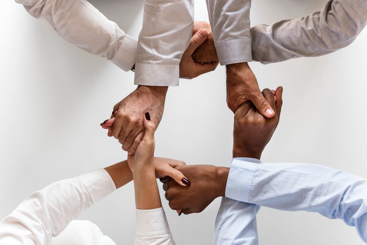 Mains jointes symbolisant le dialogue avec les parties prenantes