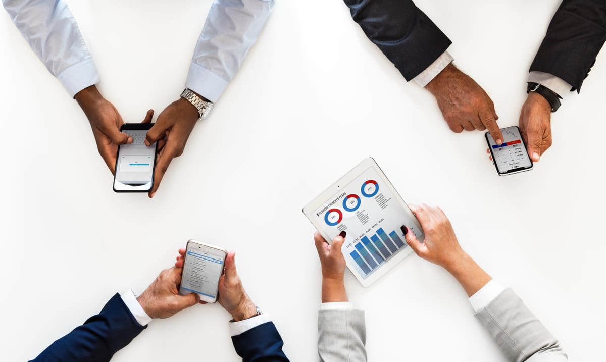 Équipe consultant des indicateurs sur smartphones et tablette